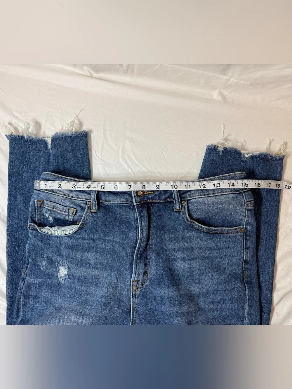 Women’s Cropped Frayed Hem Jeans in Blue